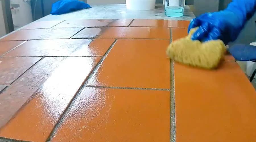 Verniciare e pulire un pavimento in cotto