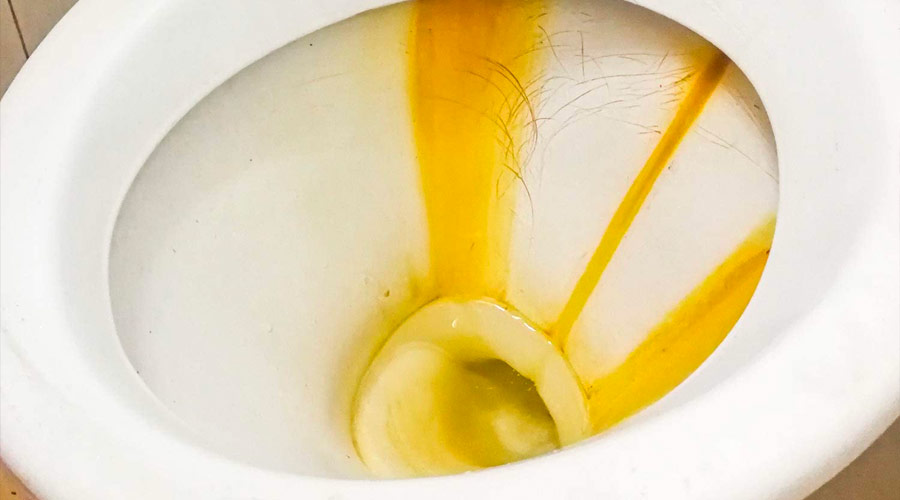 Vaso con macchie gialle nella tazza
